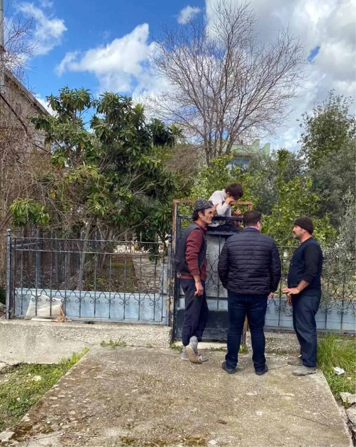Oyun için çıktığı korkuluktan inerken eline demir ok saplanan Kadir, yaralandı