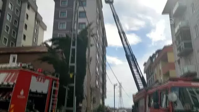 Son dakika haberleri! Pendik'te 10 katlı apartmanın çatısındaki yangın söndürüldü Son dakika haberleri! Pendik'te 10 katlı apartmanın çatısındaki yangın söndürüldü
