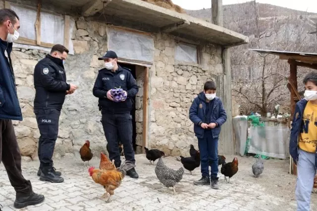 Son dakika! Polislerden soğuk kentin çocuklarına iç ısıtan yardım