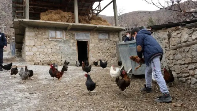 Son dakika! Polislerden soğuk kentin çocuklarına iç ısıtan yardım