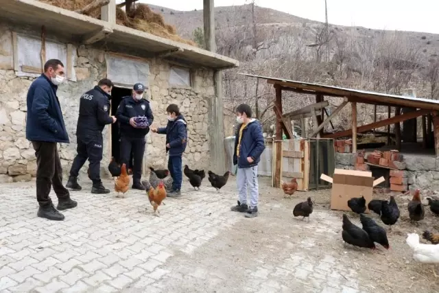 Son dakika! Polislerden soğuk kentin çocuklarına iç ısıtan yardım