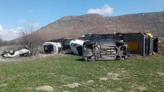Sıfır kilometre cipleri taşıyan tır devrildi, araçlar oyuncak araba gibi tarlaya savruldu Sıfır kilometre cipleri taşıyan tır devrildi, araçlar oyuncak araba gibi tarlaya savruldu