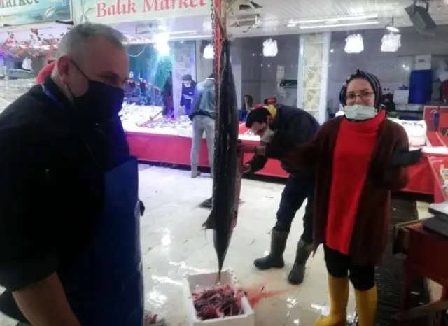 Tavşanlı'da 1,5 metre uzunluğunda Zargana balığı