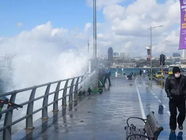 ÜSKÜDAR VE CADDEBOSTAN SAHİLİ'NDE DEV DALGALAR -1 ÜSKÜDAR VE CADDEBOSTAN SAHİLİ'NDE DEV DALGALAR -1
