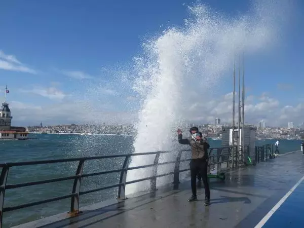 ÜSKÜDAR VE CADDEBOSTAN SAHİLİ'NDE DEV DALGALAR -1 ÜSKÜDAR VE CADDEBOSTAN SAHİLİ'NDE DEV DALGALAR -1