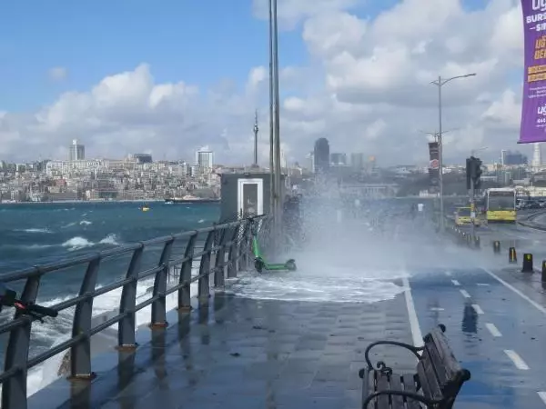 ÜSKÜDAR VE CADDEBOSTAN SAHİLİ'NDE DEV DALGALAR -1 ÜSKÜDAR VE CADDEBOSTAN SAHİLİ'NDE DEV DALGALAR -1