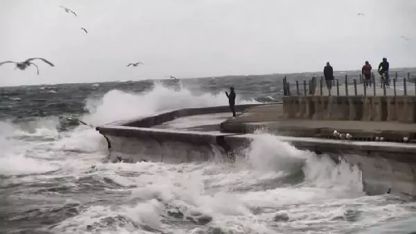 ÜSKÜDAR VE CADDEBOSTAN SAHİLİ'NDE DEV DALGALAR -1 ÜSKÜDAR VE CADDEBOSTAN SAHİLİ'NDE DEV DALGALAR -1