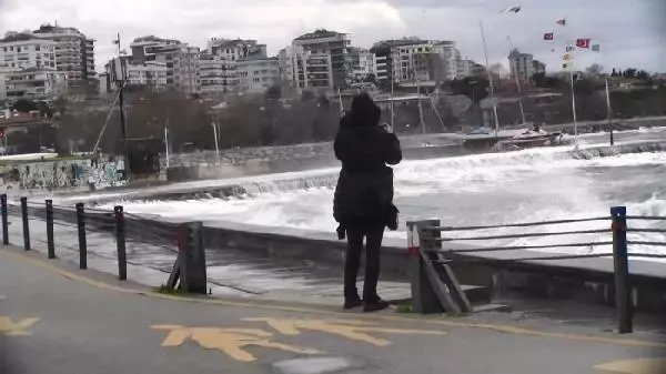 ÜSKÜDAR VE CADDEBOSTAN SAHİLİ'NDE DEV DALGALAR -1 ÜSKÜDAR VE CADDEBOSTAN SAHİLİ'NDE DEV DALGALAR -1