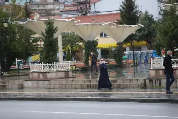 Vaka sayısının en fazla olduğu illerden Tokat'ta, sağanakla cadde ve sokaklar boşaldı Vaka sayısının en fazla olduğu illerden Tokat'ta, sağanakla cadde ve sokaklar boşaldı