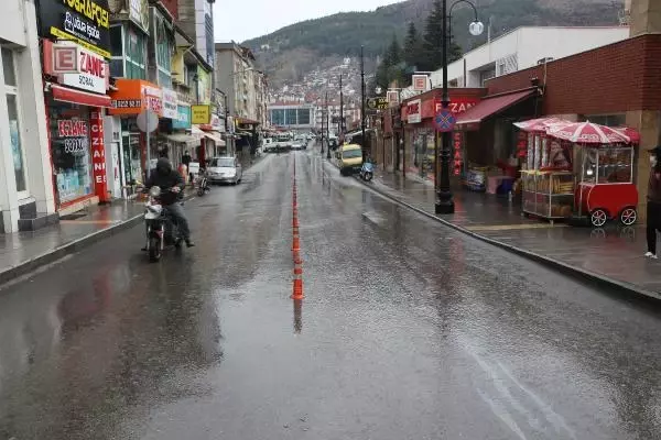 Vaka sayısının en fazla olduğu illerden Tokat'ta, sağanakla cadde ve sokaklar boşaldı Vaka sayısının en fazla olduğu illerden Tokat'ta, sağanakla cadde ve sokaklar boşaldı