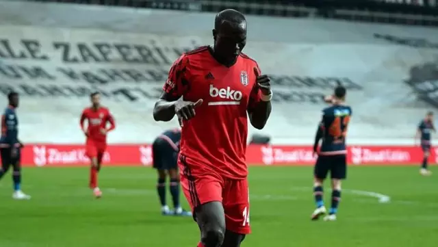 Vincent Aboubakar'ın Başakşehir maçında gösterdiği performans taraftarlardan övgü aldı Vincent Aboubakar'ın Başakşehir maçında gösterdiği performans taraftarlardan övgü aldı
