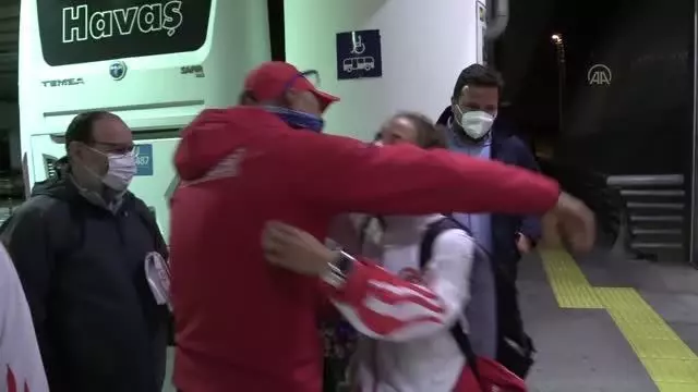 Yelkende olimpiyat kotası alan Beste Kaynakçı ve Okyanus Arıkan Türkiye'ye döndü Yelkende olimpiyat kotası alan Beste Kaynakçı ve Okyanus Arıkan Türkiye'ye döndü
