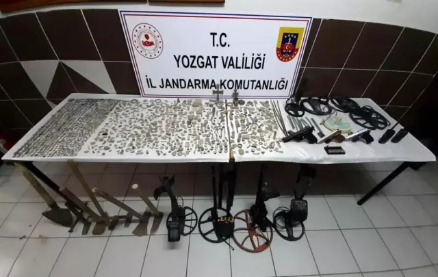 Kaçak kazı yapan şahsın evinde yüzlerce sikke yakalandı