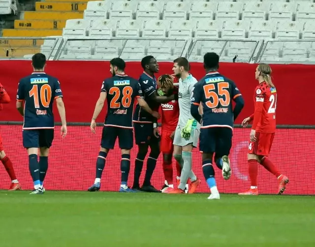 Ziraat Türkiye Kupası: Beşiktaş: 2 - Medipol Başakşehir: 0 (İlk yarı) Ziraat Türkiye Kupası: Beşiktaş: 2 - Medipol Başakşehir: 0 (İlk yarı)