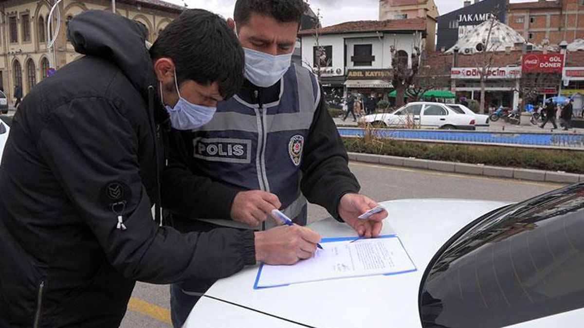 6'ncı kez maskesiz yakalanan vatandaş, 'Takmayı unutmuşum' diyerek kendini savundu
