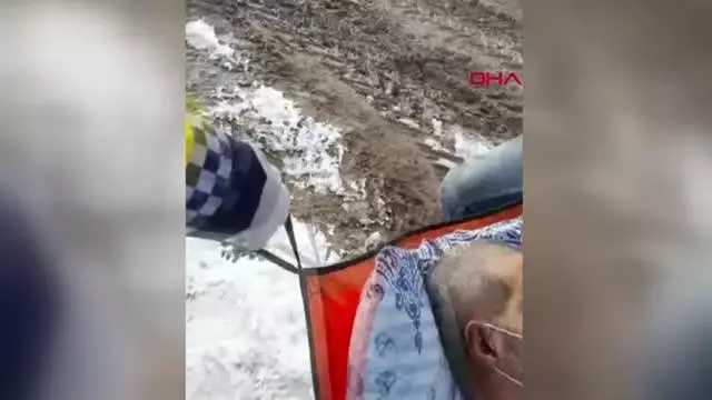 Son dakika haberi: Ambulans çamura saplanınca sedyeyle 4 kilometre taşındı Son dakika haberi: Ambulans çamura saplanınca sedyeyle 4 kilometre taşındı