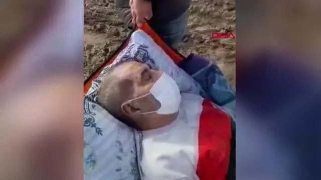 Son dakika haberi: Ambulans çamura saplanınca sedyeyle 4 kilometre taşındı Son dakika haberi: Ambulans çamura saplanınca sedyeyle 4 kilometre taşındı