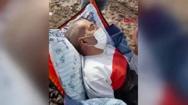 Son dakika haberi: Ambulans çamura saplanınca sedyeyle 4 kilometre taşındı Son dakika haberi: Ambulans çamura saplanınca sedyeyle 4 kilometre taşındı