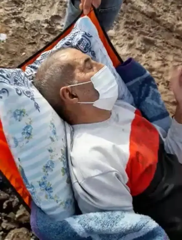 Son dakika haberi: Ambulans çamura saplanınca sedyeyle 4 kilometre taşındı Son dakika haberi: Ambulans çamura saplanınca sedyeyle 4 kilometre taşındı