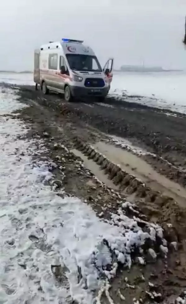 Son dakika haberi: Ambulans çamura saplanınca sedyeyle 4 kilometre taşındı Son dakika haberi: Ambulans çamura saplanınca sedyeyle 4 kilometre taşındı