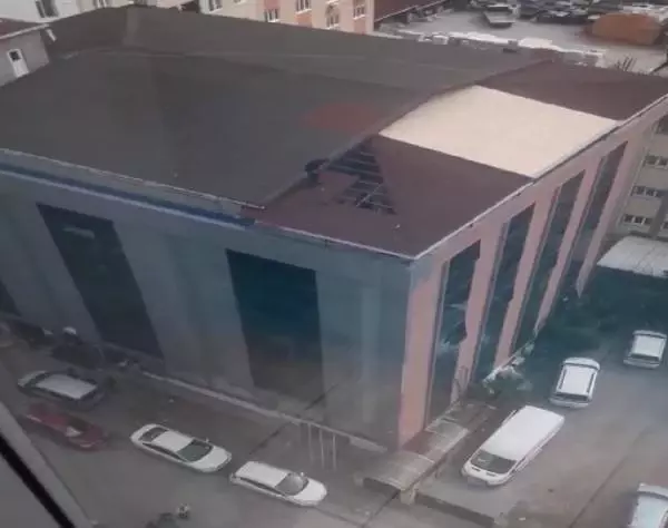 Arnavutköy ve Sultangazi'de tehlikeli çatı tamiri kamerada Arnavutköy ve Sultangazi'de tehlikeli çatı tamiri kamerada