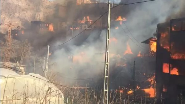Artvin'de köyde yangın; 50'ye yakın ev alevlere teslim oldu
