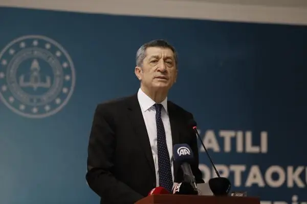 Bakan Selçuk, yatılı öğrencilere kırtasiye seti dağıttı Bakan Selçuk, yatılı öğrencilere kırtasiye seti dağıttı