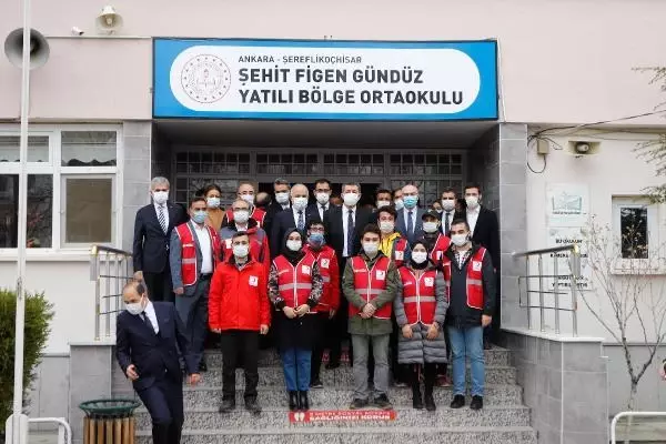 Bakan Selçuk, yatılı öğrencilere kırtasiye seti dağıttı Bakan Selçuk, yatılı öğrencilere kırtasiye seti dağıttı