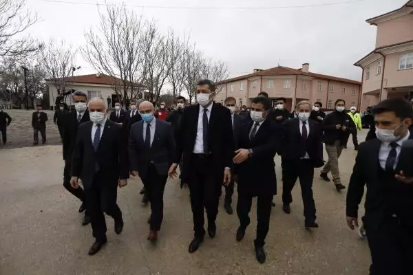 Bakan Selçuk, yatılı öğrencilere kırtasiye seti dağıttı Bakan Selçuk, yatılı öğrencilere kırtasiye seti dağıttı