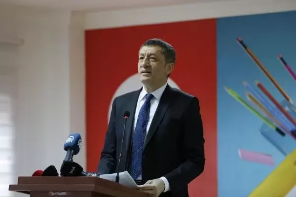 Bakan Selçuk, yatılı öğrencilere kırtasiye seti dağıttı Bakan Selçuk, yatılı öğrencilere kırtasiye seti dağıttı