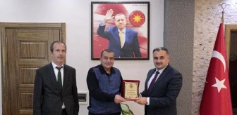 Başkan Mehmet Cabbar'dan emekli olan zabıta personeline teşekkür plaketi