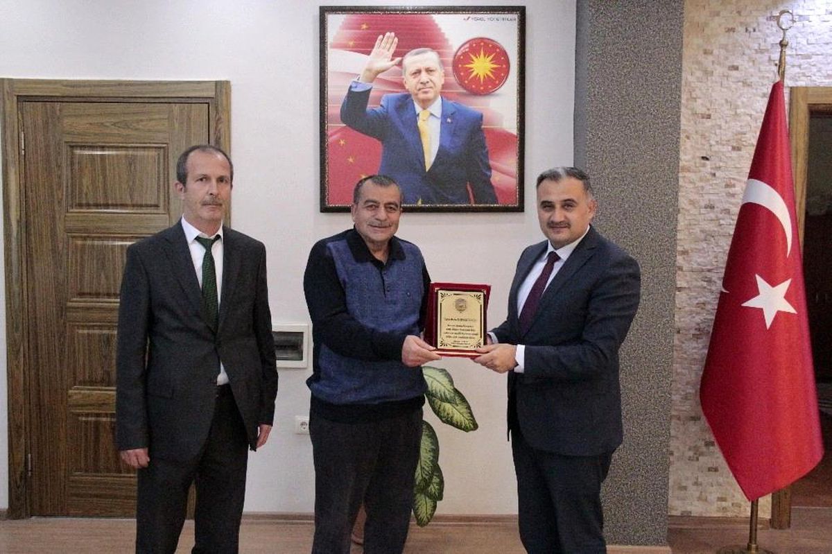 Başkan Mehmet Cabbar'dan emekli olan zabıta personeline teşekkür plaketi