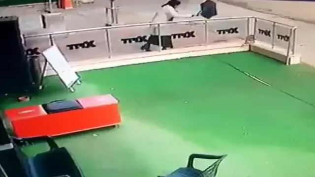 Son dakika: Başkent'te bir kadın uyuyan hamile kediye önce vurdu sonra da elindeki çantayı fırlattı... O anlar kamerada Son dakika: Başkent'te bir kadın uyuyan hamile kediye önce vurdu sonra da elindeki çantayı fırlattı... O anlar kamerada