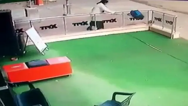 Son dakika: Başkent'te bir kadın uyuyan hamile kediye önce vurdu sonra da elindeki çantayı fırlattı... O anlar kamerada Son dakika: Başkent'te bir kadın uyuyan hamile kediye önce vurdu sonra da elindeki çantayı fırlattı... O anlar kamerada