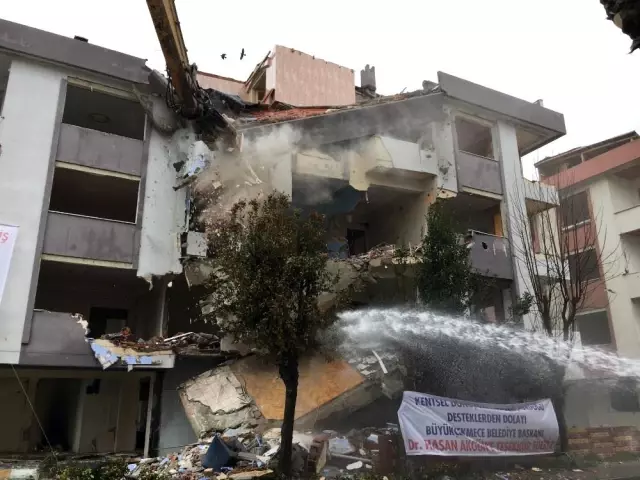 Büyükçekmece'de deprem riski taşıyan 8 bina yıkıldı
