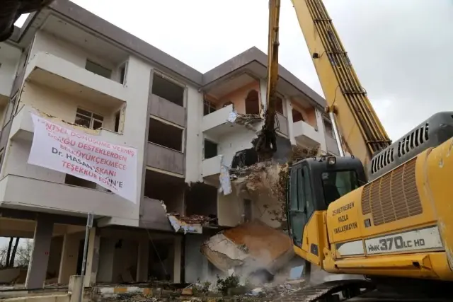 Büyükçekmece'de deprem riski taşıyan 8 bina yıkıldı