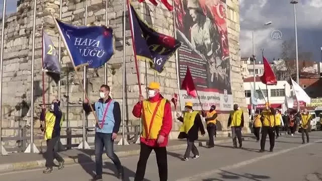 ÇANAKKALE - '57. Alay' için Tekirdağ'dan yola çıkan 57 gönüllü Gelibolu'ya geldi ÇANAKKALE - '57. Alay' için Tekirdağ'dan yola çıkan 57 gönüllü Gelibolu'ya geldi