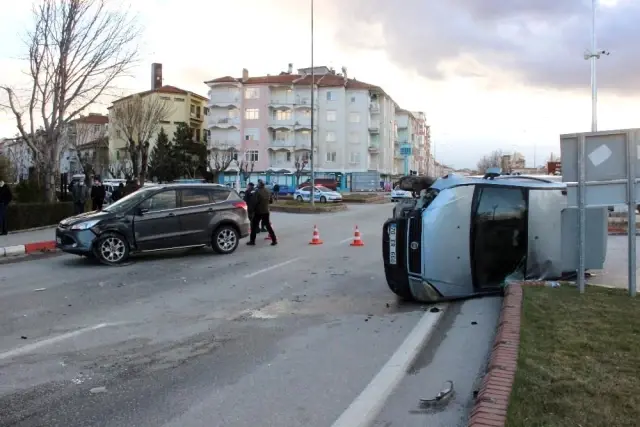 Cip ile çarpışan hafif ticari araç yan yattı: 1 yaralı Cip ile çarpışan hafif ticari araç yan yattı: 1 yaralı