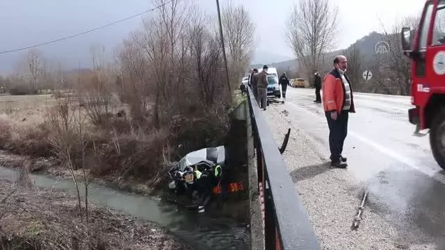 Dereye devrilen otomobilin sürücüsü yaralandı Dereye devrilen otomobilin sürücüsü yaralandı
