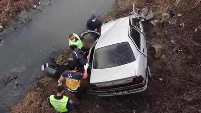 Dereye devrilen otomobilin sürücüsü yaralandı