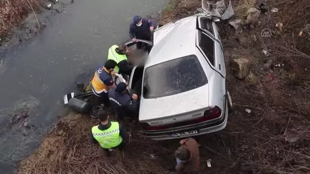 Dereye devrilen otomobilin sürücüsü yaralandı