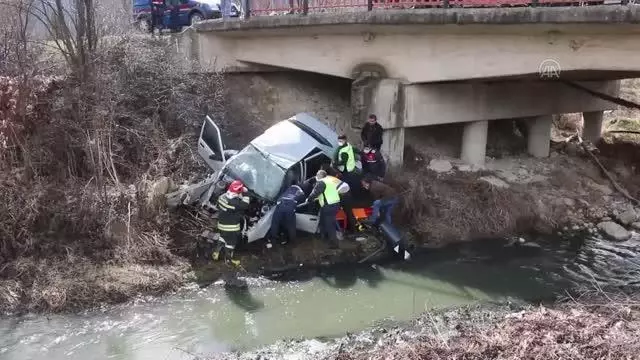 Dereye devrilen otomobilin sürücüsü yaralandı