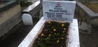 Mehmet Cabbar: Son dakika haberi | Develi'de ekipler şehit mezarlarını çiçeklerle süsledi Mehmet Cabbar: Son dakika haberi | Develi'de ekipler şehit mezarlarını çiçeklerle süsledi
