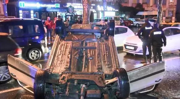 FATİH MİLLET CADDESİ'NDE OTOMOBİL TAKLA ATTI FATİH MİLLET CADDESİ'NDE OTOMOBİL TAKLA ATTI