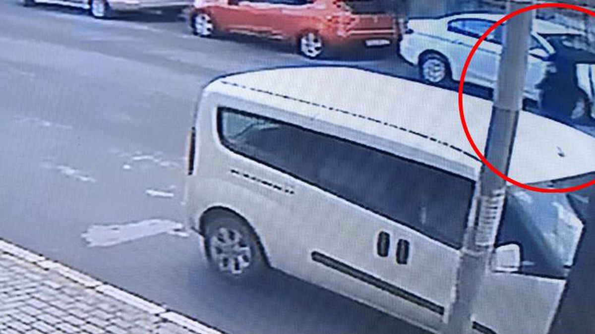 Hızla gelen araç, işe gitmek için evden çıkan kadına çarptı! Korkunç anlar kamerada