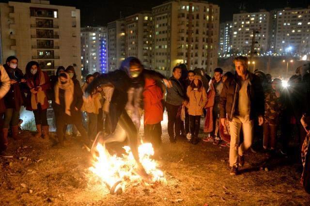 İran'da 'Çarşamba Suri' kutlamalarında 8 kişi öldü, 900 kişi de yaralandı