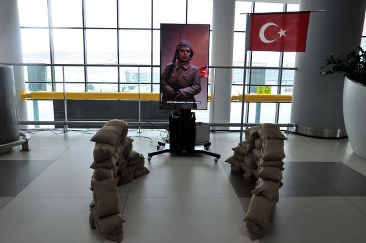 İSTANBUL HAVALİMANI'NDA ÇANAKKALE ZAFERİ PROJESİ 'DİNLE YOLCU'