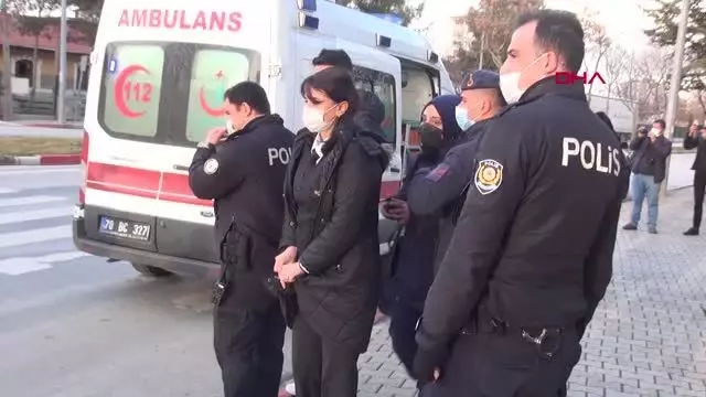 KARAMAN Yol ortası devrilen aracı 6 kişi kaldırıp düzeltti KARAMAN Yol ortası devrilen aracı 6 kişi kaldırıp düzeltti