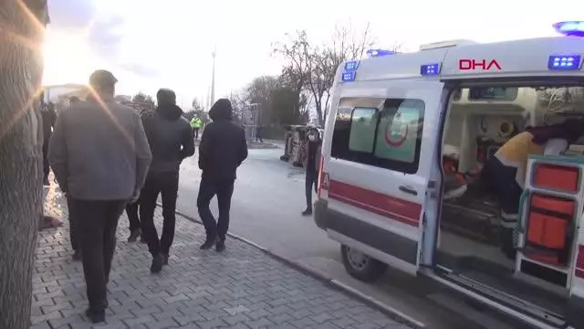 KARAMAN Yol ortası devrilen aracı 6 kişi kaldırıp düzeltti KARAMAN Yol ortası devrilen aracı 6 kişi kaldırıp düzeltti