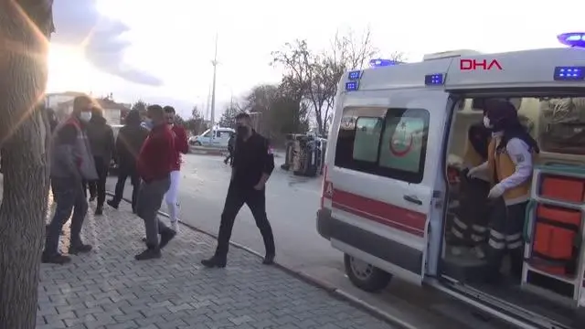 KARAMAN Yol ortası devrilen aracı 6 kişi kaldırıp düzeltti KARAMAN Yol ortası devrilen aracı 6 kişi kaldırıp düzeltti